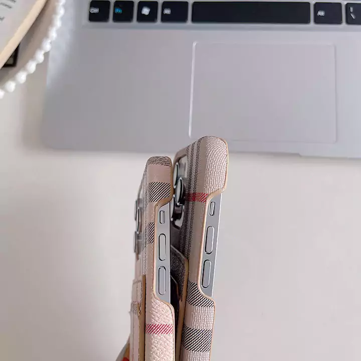 Burberry iphone15 pro ケース ブランドロゴ付き