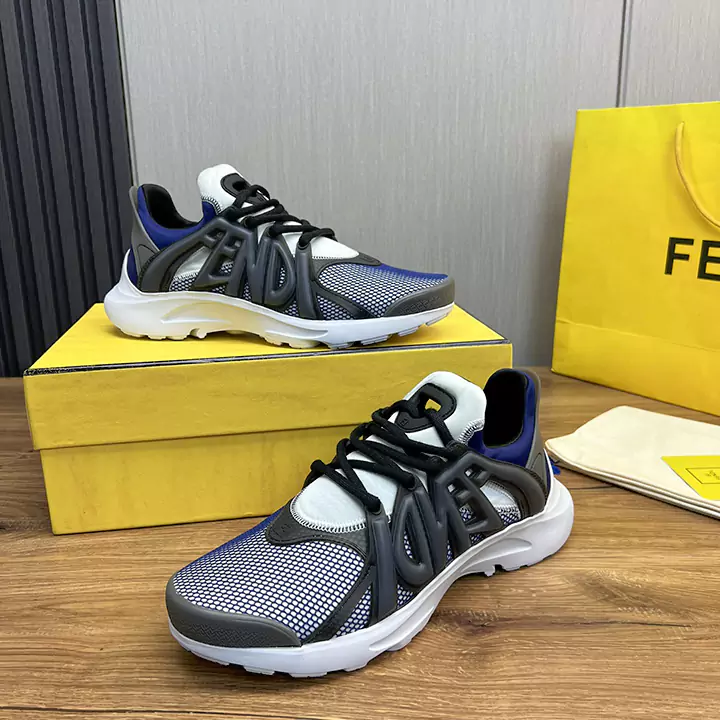 FENDI タグ スニーカー
